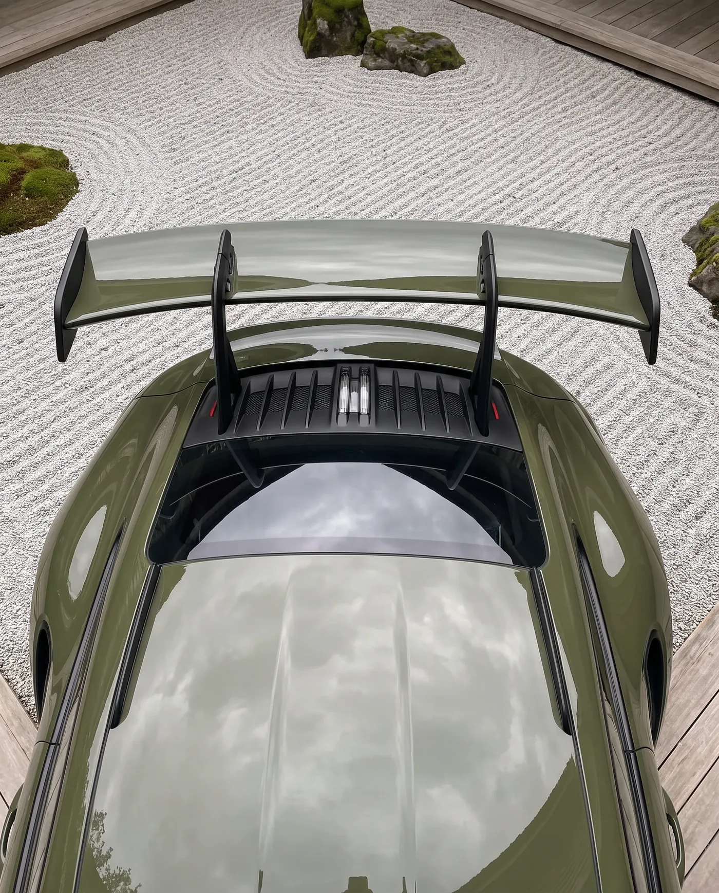 Rear wing and engine cover from above